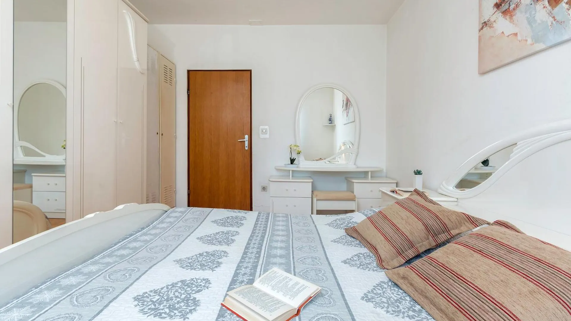 Bright & Spacious Apartment With Terrace In Stinjan Pula