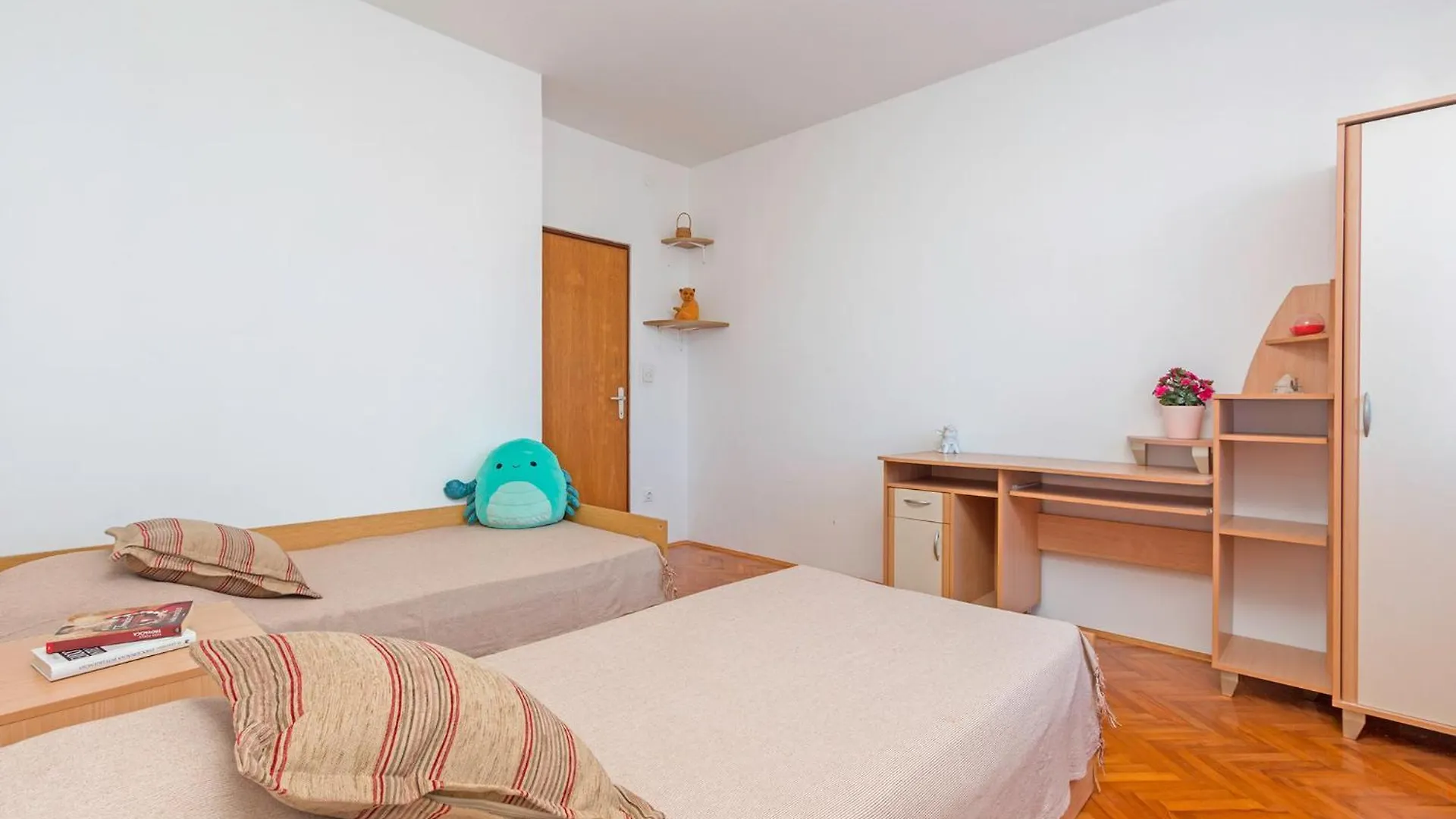 Bright & Spacious Apartment With Terrace In Stinjan Pula
