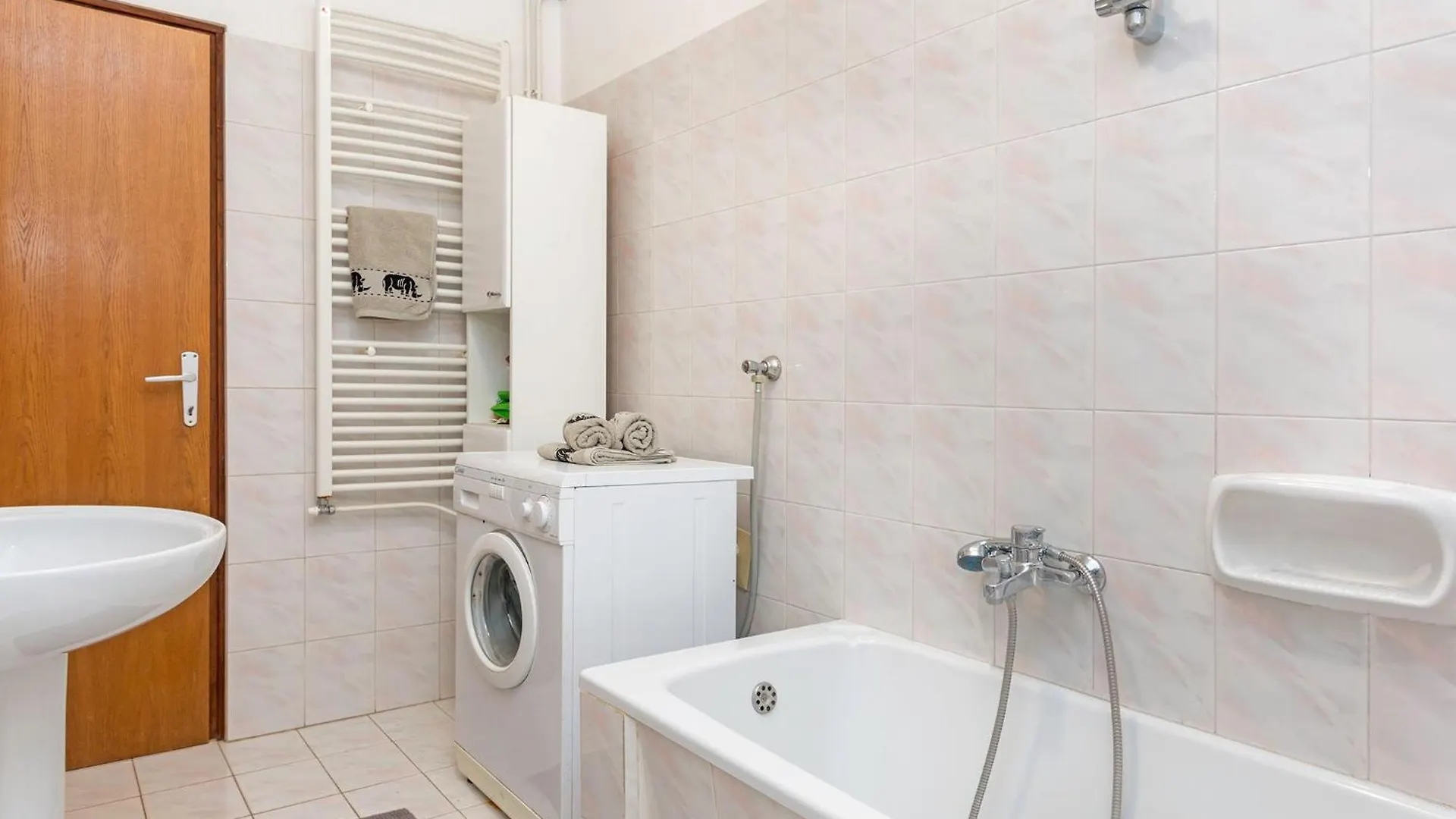 Bright & Spacious Apartment With Terrace In Stinjan Pula Croatia