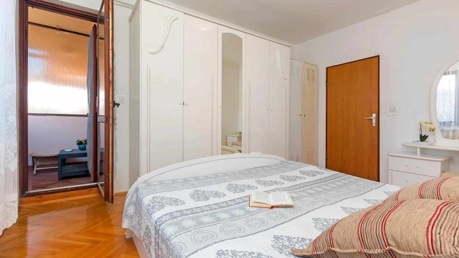 Bright & Spacious Apartment With Terrace In Stinjan Pula
