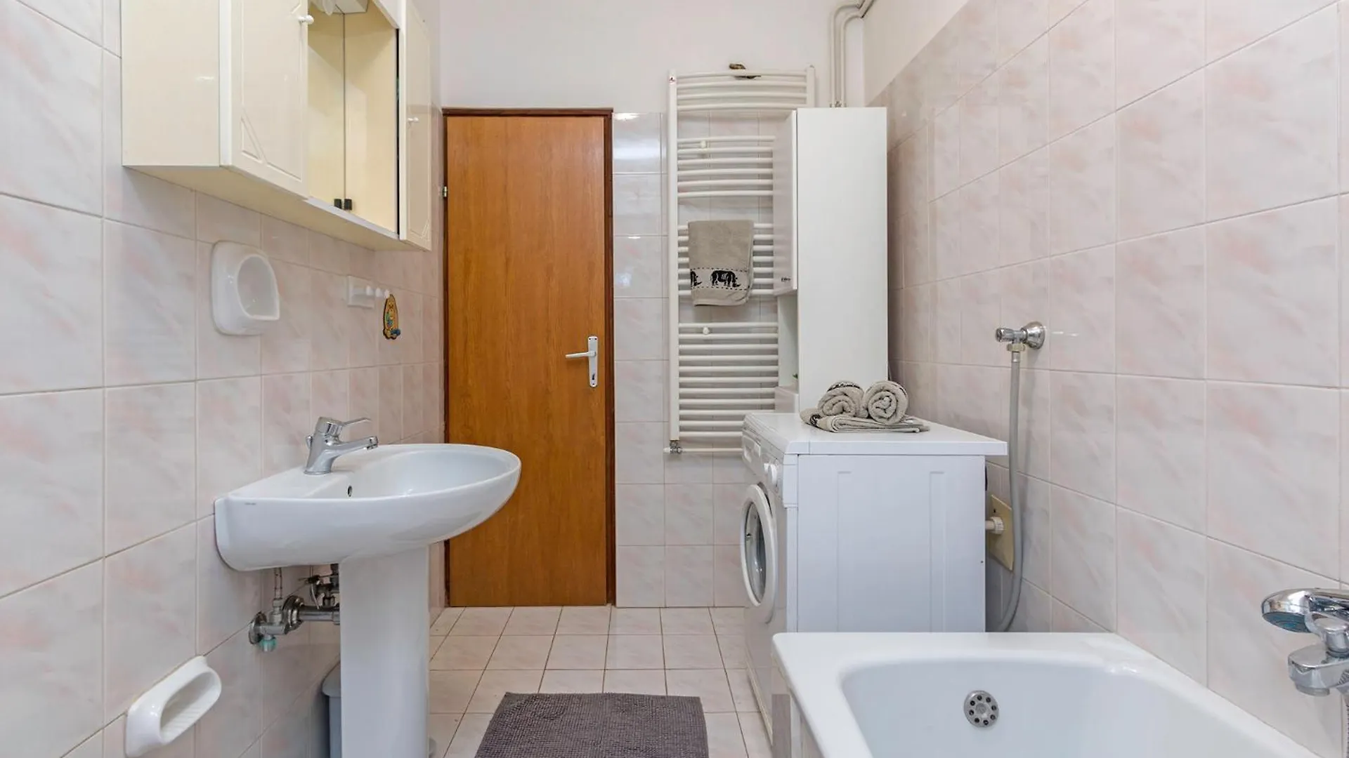 Bright & Spacious Apartment With Terrace In Stinjan PUY 0*,  Croácia