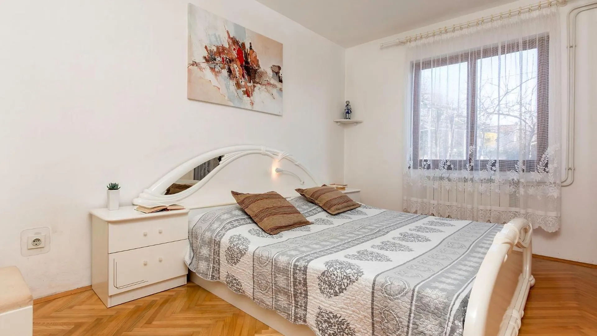 Bright & Spacious Apartment With Terrace In Stinjan PUY