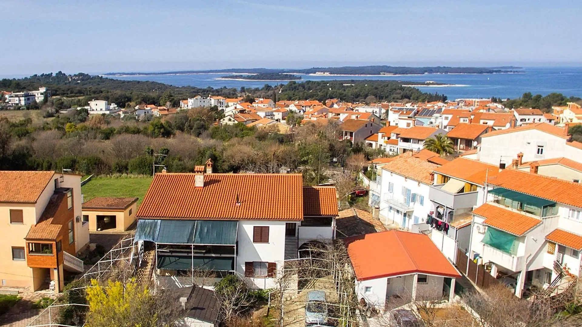 Bright & Spacious Apartment With Terrace In Stinjan PUY